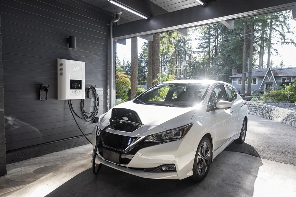 Elektroauto an einer Ladestation in einer Garage