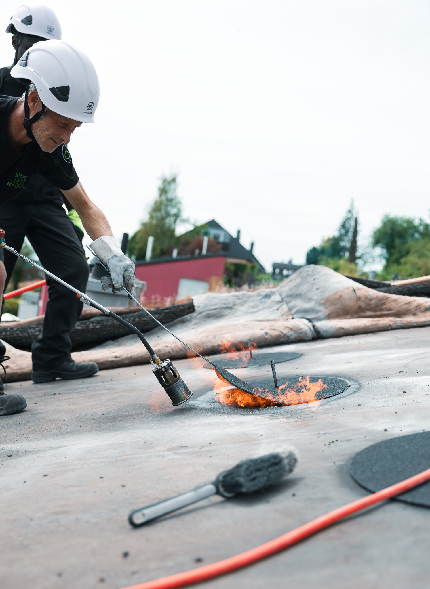 Ecoclima-Team beim Anlegen der Verankerungspunkte für das Photovoltaik-Montagesystem