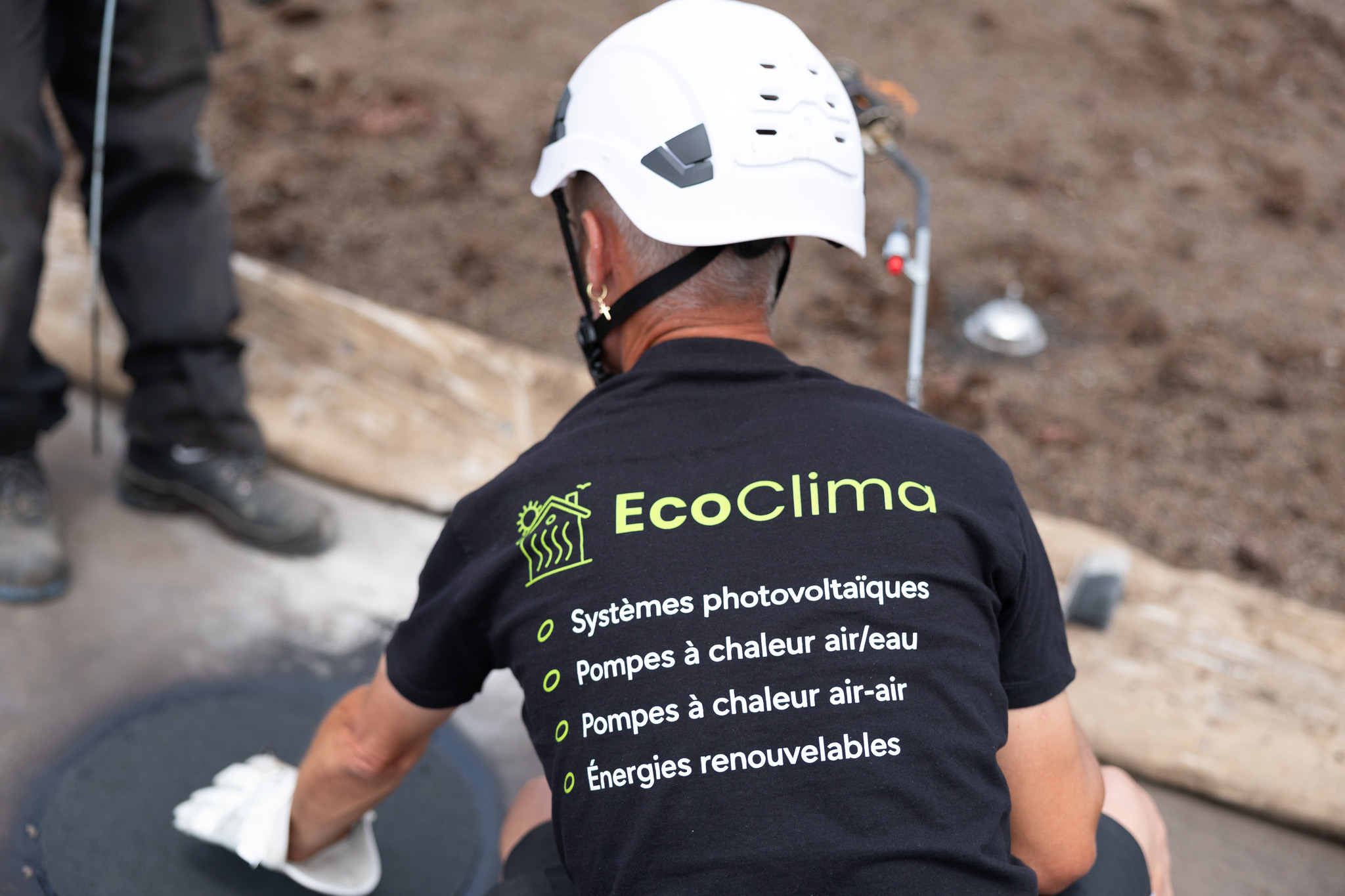 Ecoclima-Techniker bei der Vorbereitung des Daches für das Photovoltaik-Montagesystem in Schuttrange