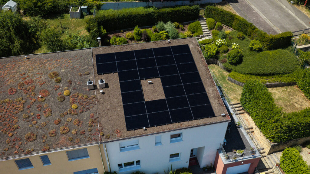 Luftaufnahme der 28 auf einem Flachdach in Schuttrange installierten Solarmodule