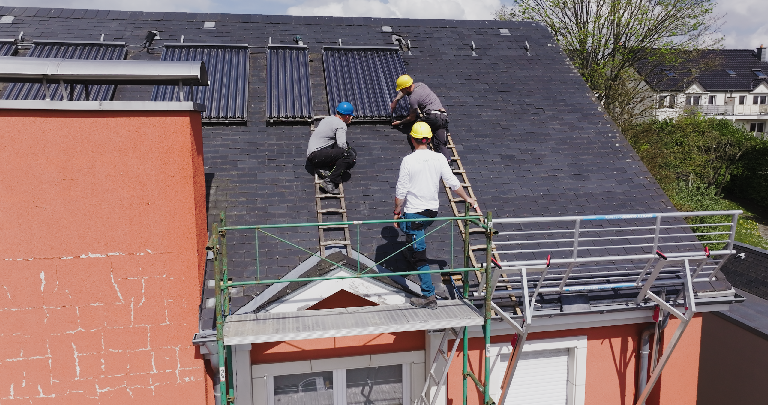 Ecoclima bei der Demontage der alten Solarthermie vor der Photovoltaik-Installation in Mamer