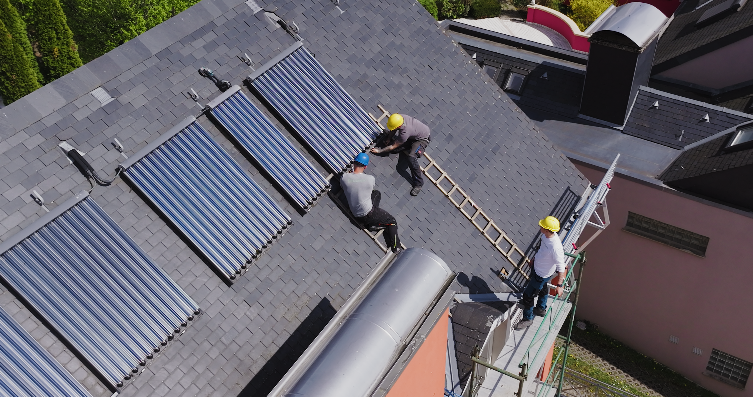 Demontage nicht mehr funktionsfähiger Solarthermie-Kollektoren auf einem Dach in Mamer